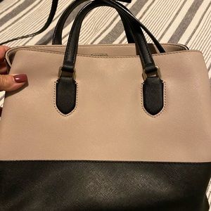Kate spade. It’s like new. Short straps and a long strap that can be removed.